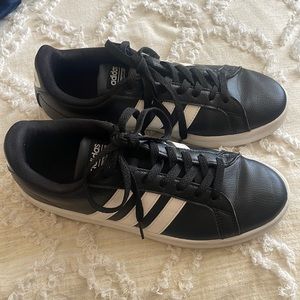 Women’s Cloudfoam Adidas sneaker’s (size 8.5)